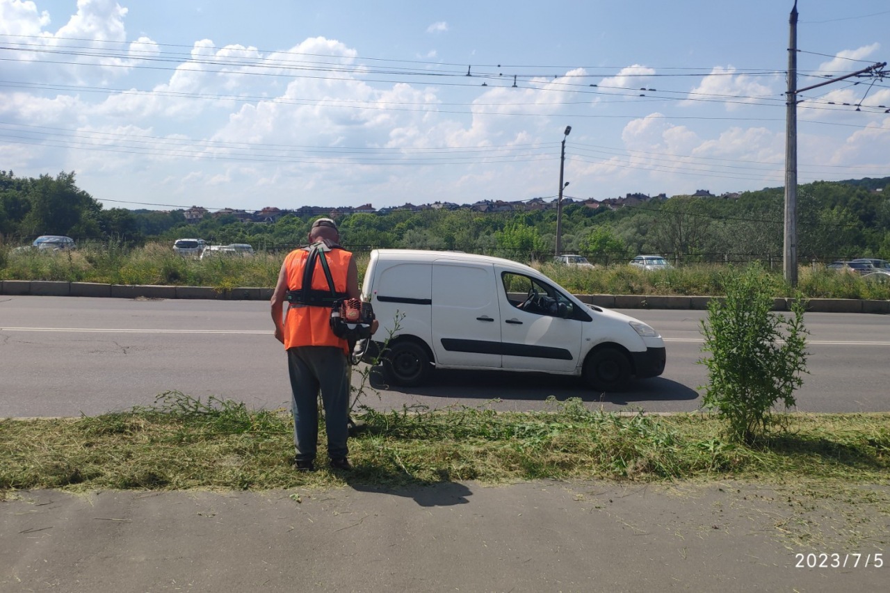 ПРАЦІВНИКИ КП «ЖЕО № 2»  ВИКОНУЮТЬ   РОБОТИ  ПО   ПОКОСУ ТРАВИ ТА БУР’ЯНІВ – фото 6