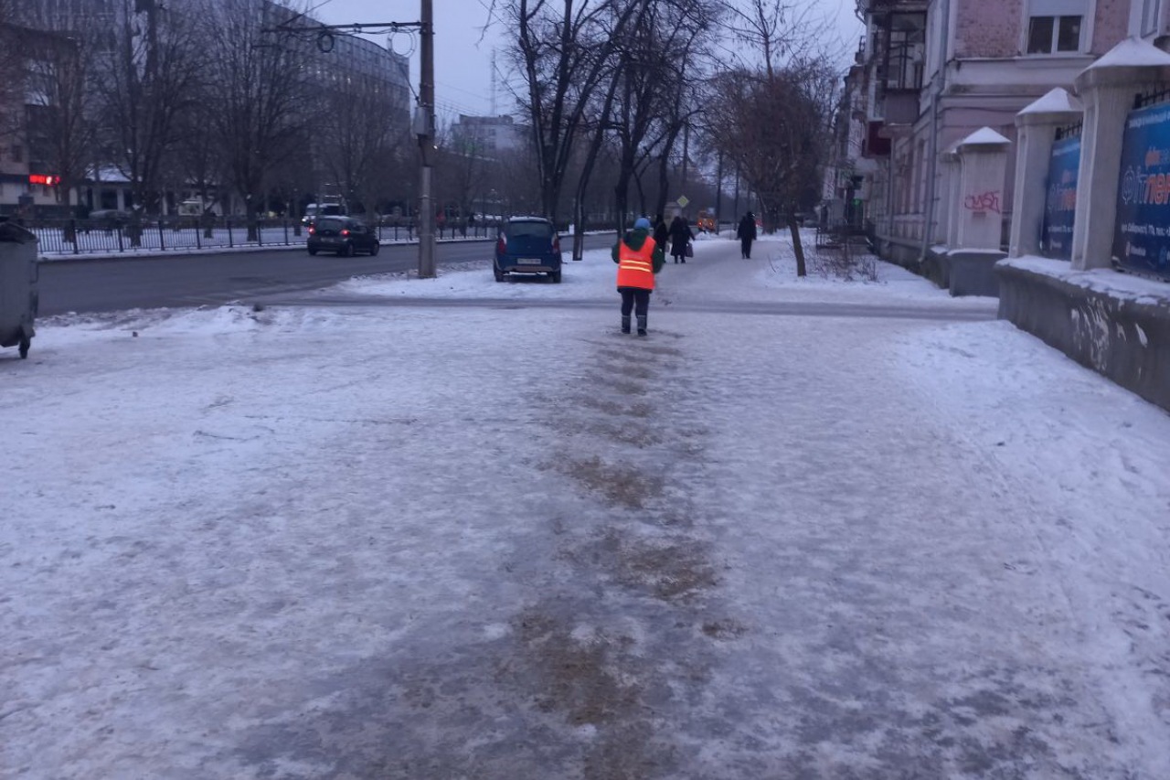 Двірники  КП «ЖЕО № 2» посипають піском  закріплені території