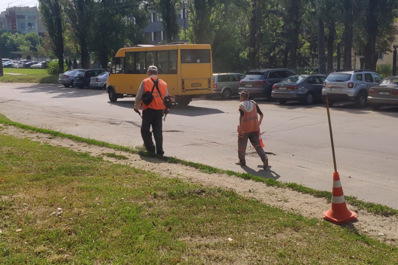 ПРАЦІВНИКИ КП «ЖЕО № 2»  ПРОВОДЯТЬ   РОБОТИ  ПО   ПОКОСУ ТРАВИ