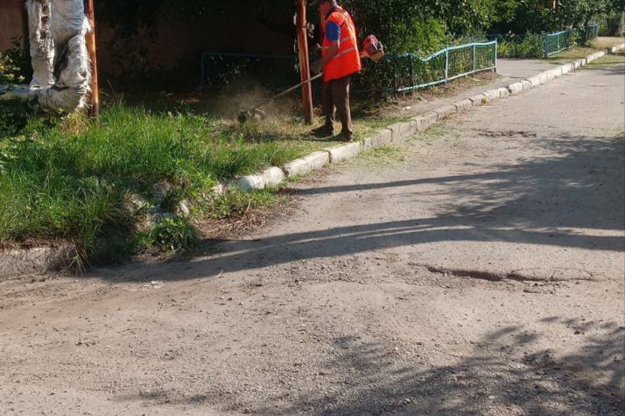 ПРАЦІВНИКИ КП «ЖЕО № 2»  ВИКОНУЮТЬ   РОБОТИ  ПО   ПОКОСУ ТРАВИ ТА БУР’ЯНІВ – фото 6