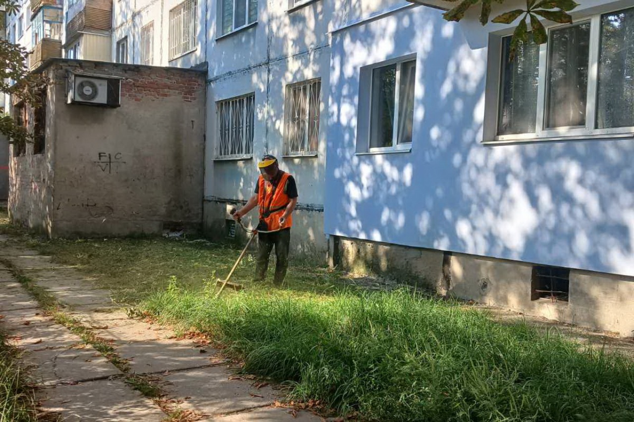 ПРАЦІВНИКИ КП «ЖЕО № 2»  ПРОВОДЯТЬ   РОБОТИ  ПО   ПОКОСУ ТРАВИ – фото 5