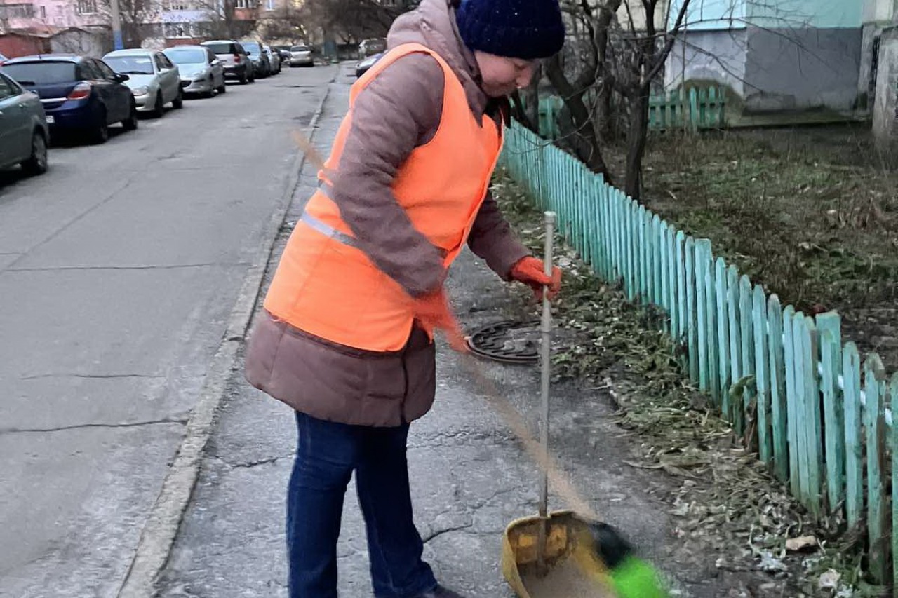 Двірники  КП «ЖЕО № 2» прибирають  території – фото 2