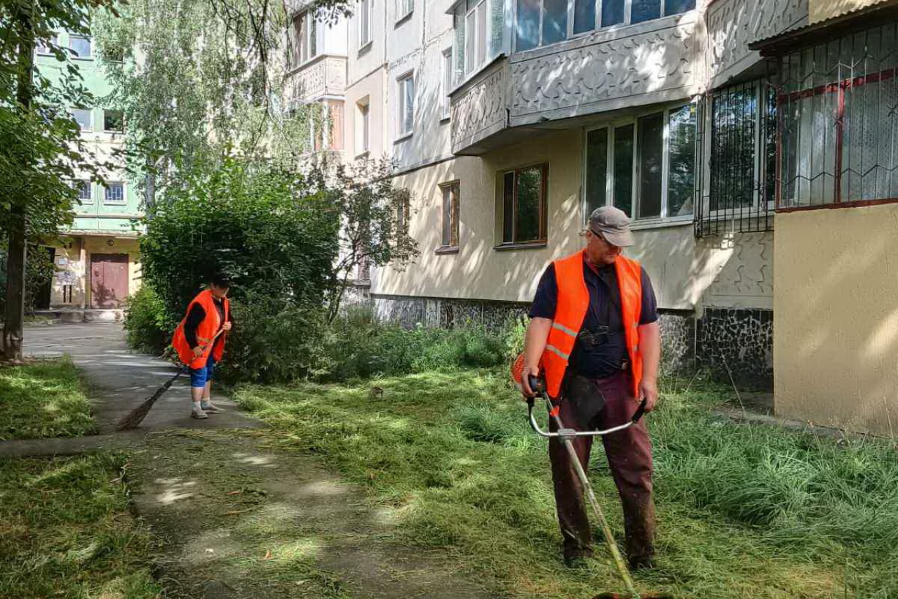 ПРАЦІВНИКИ КП «ЖЕО № 2»  ПРОВОДЯТЬ   РОБОТИ  ПО   ПОКОСУ ТРАВИ